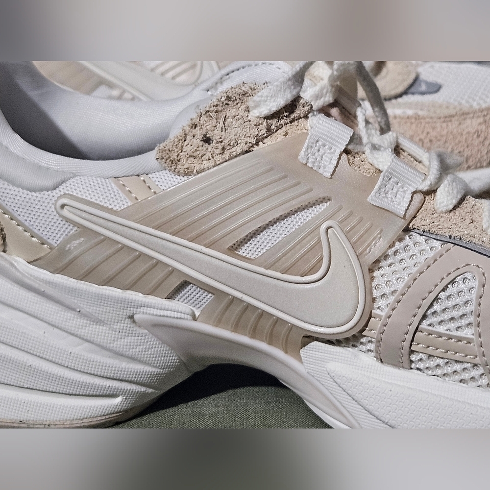 Nike Women's Cream and White Sneakers Size 9.5 - Picture 11 of 11